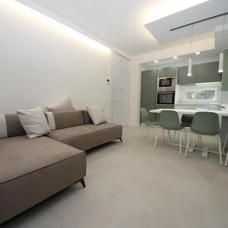 Apartment Fully Renovated Flat For 4 In *