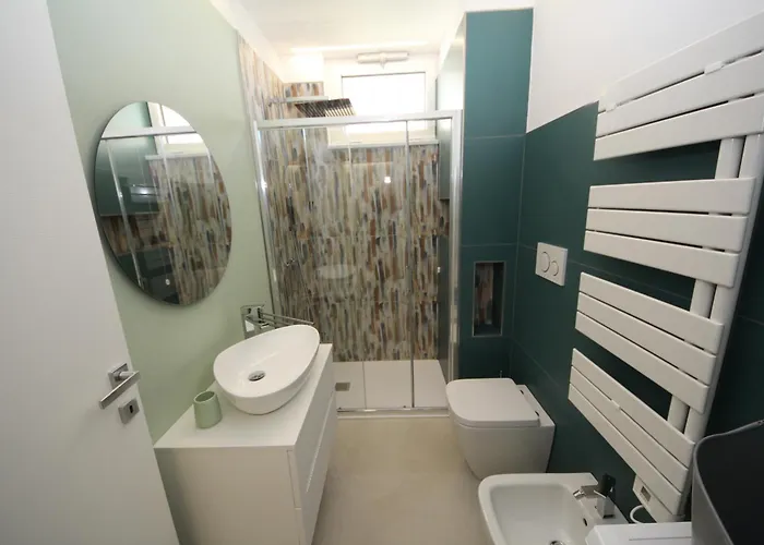 Fully Renovated Flat For 4 In *